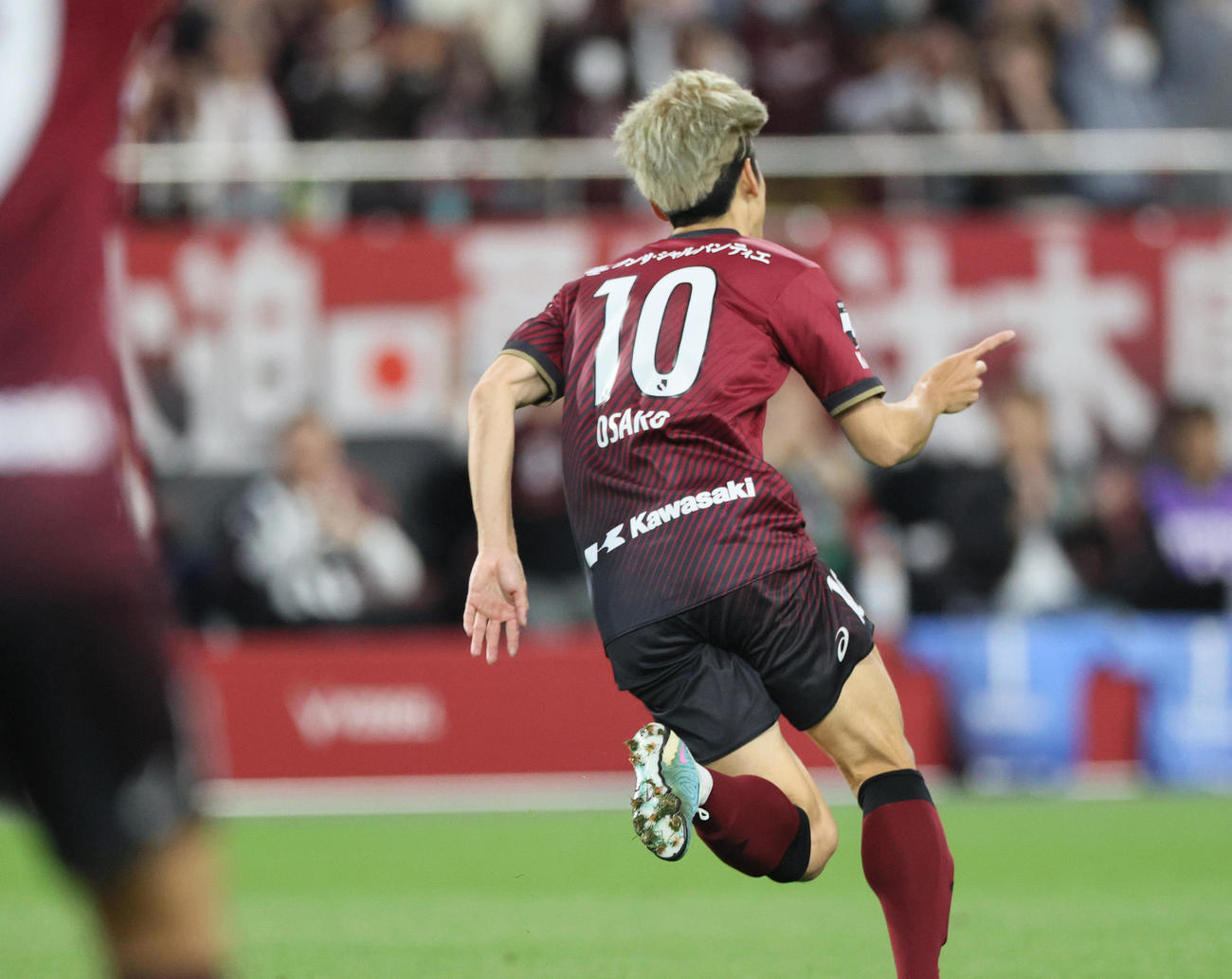 神戸対横浜FC　後半、ゴールを決め喜ぶ神戸大迫（撮影・上山淳一）