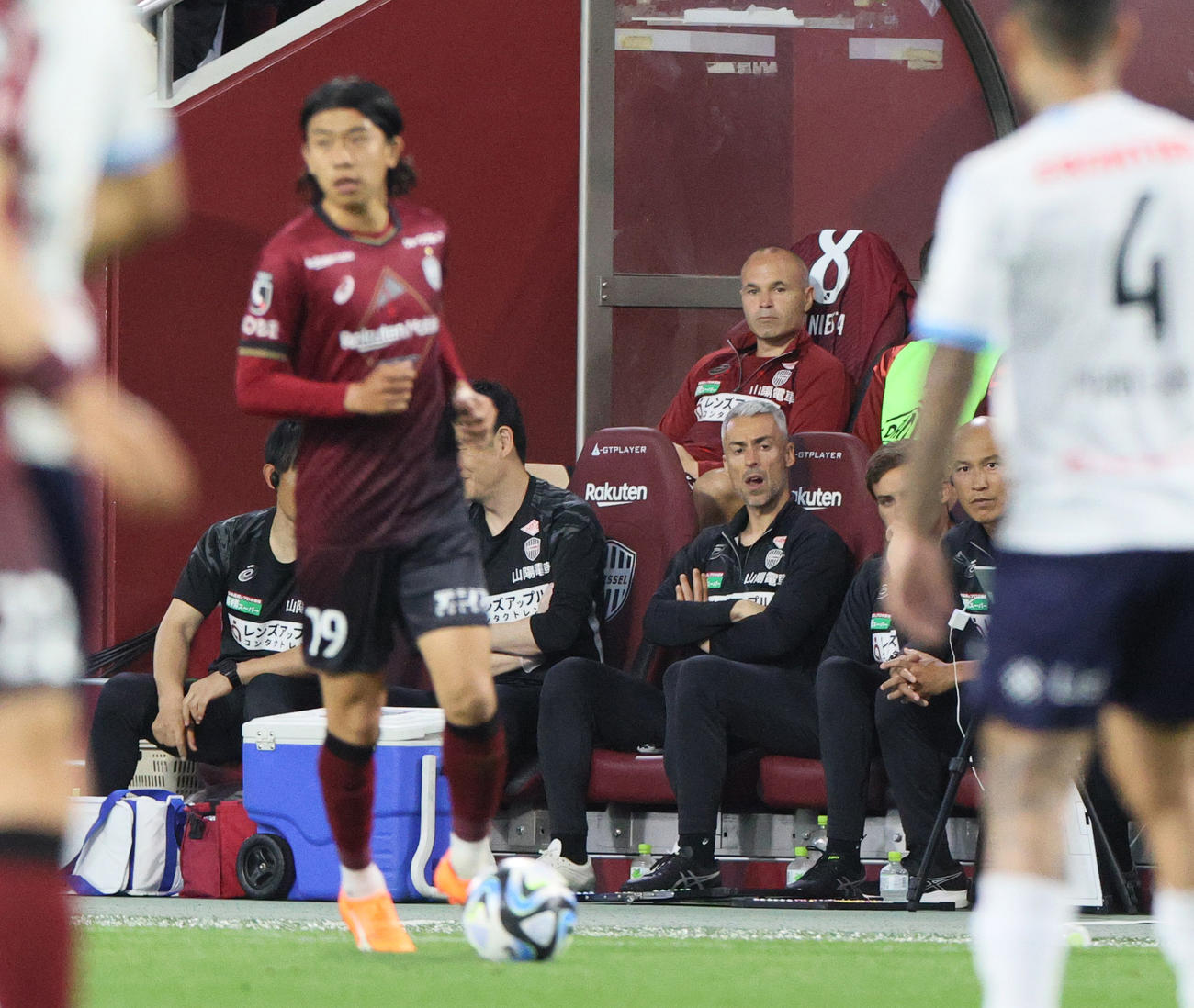 神戸対横浜FC　ベンチから戦況を見る神戸イニエスタ（撮影・上山淳一）