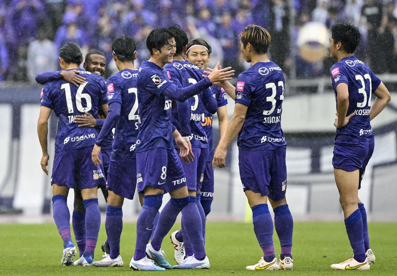 福岡に逆転勝ちし、喜ぶ広島イレブン（共同）