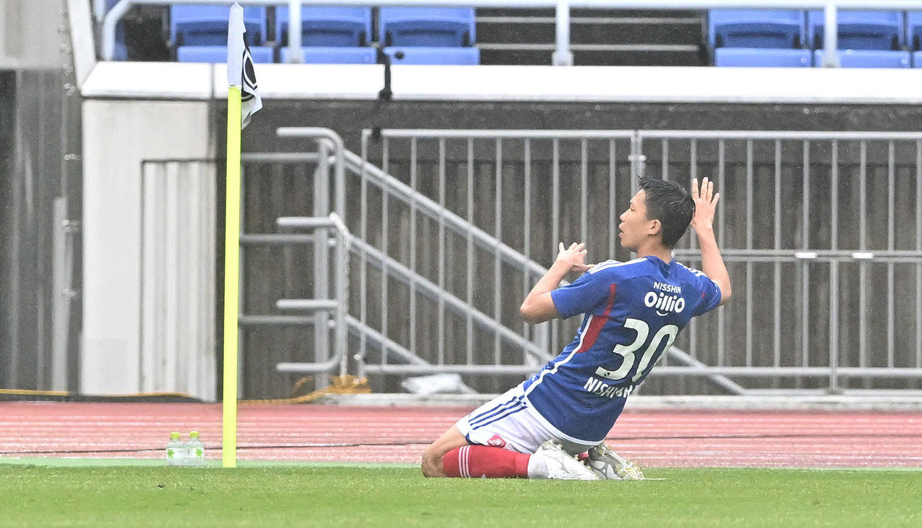 横浜対京都　前半、先制のゴールを決めた横浜西村はサポーターに向かって喜ぶ（撮影・滝沢徹郎）