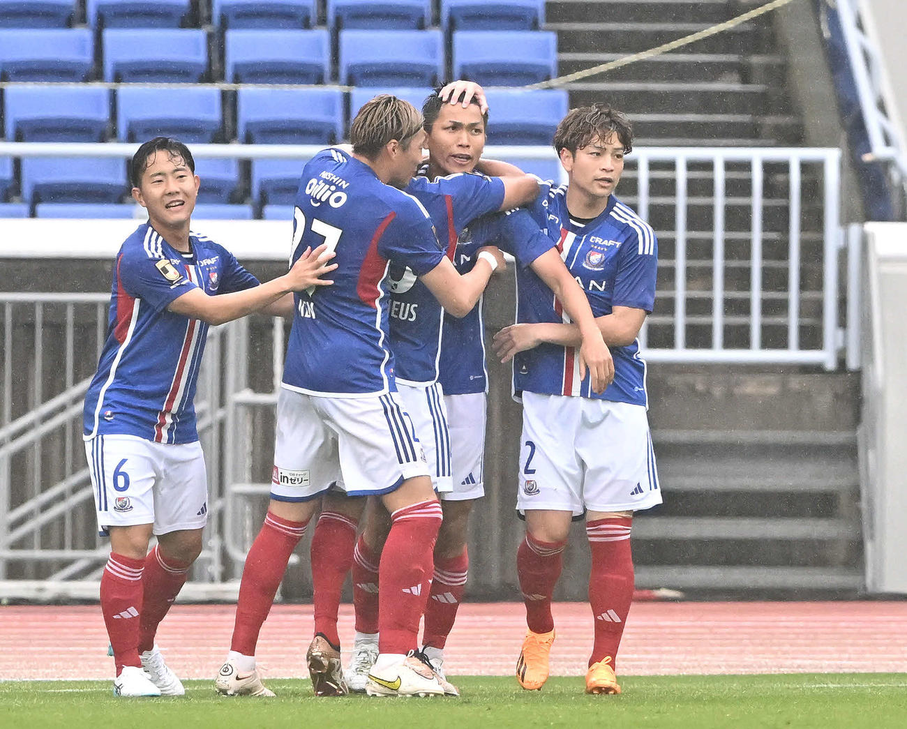 横浜対京都　前半、先制のゴールを決めた横浜西村（左から3人目）はチームメートから祝福される（撮影・滝沢徹郎）