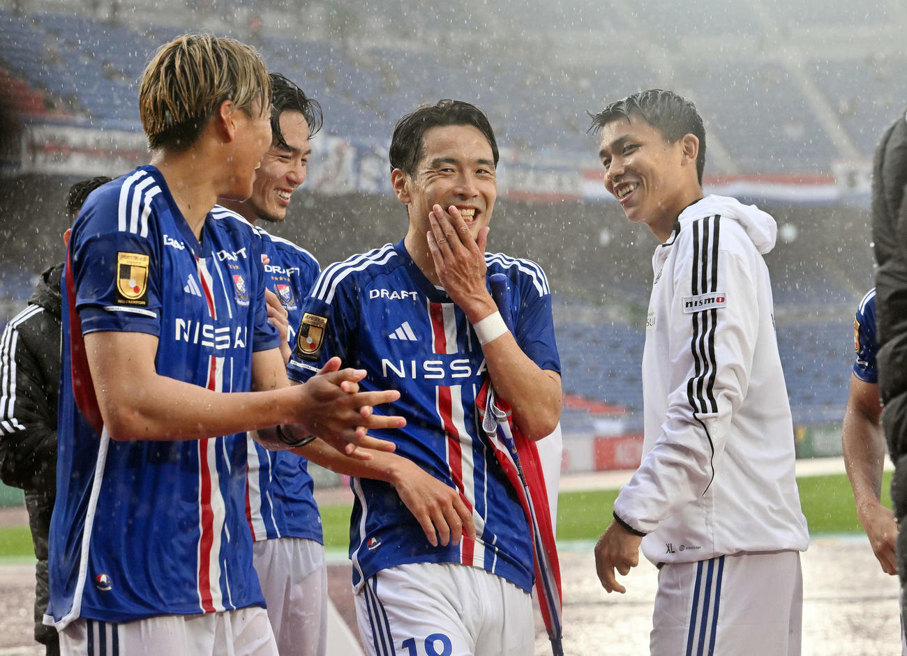 横浜対京都　試合後、笑顔を見せる横浜水沼（左から3番目）と西村（同4人目）。左から松原、杉本（撮影・滝沢徹郎）