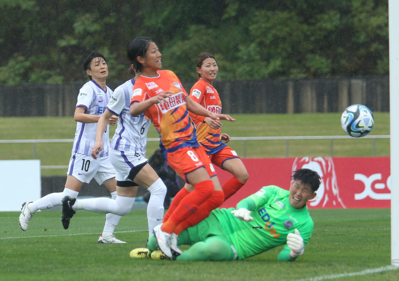 前半11分に石淵（中央）がWEリーグ初ゴールの決勝点を奪う