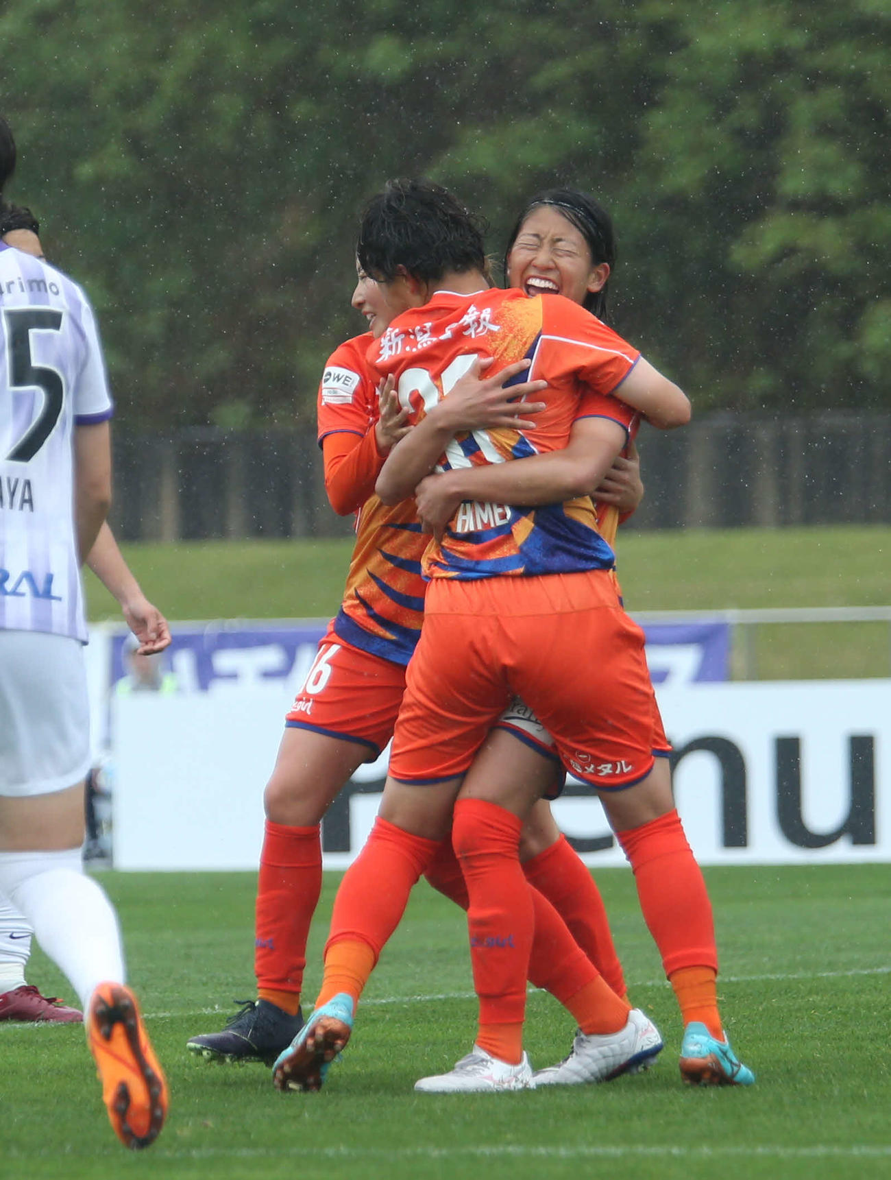 WEリーグ初ゴールが決勝点となった石淵（正面）は喜び爆発