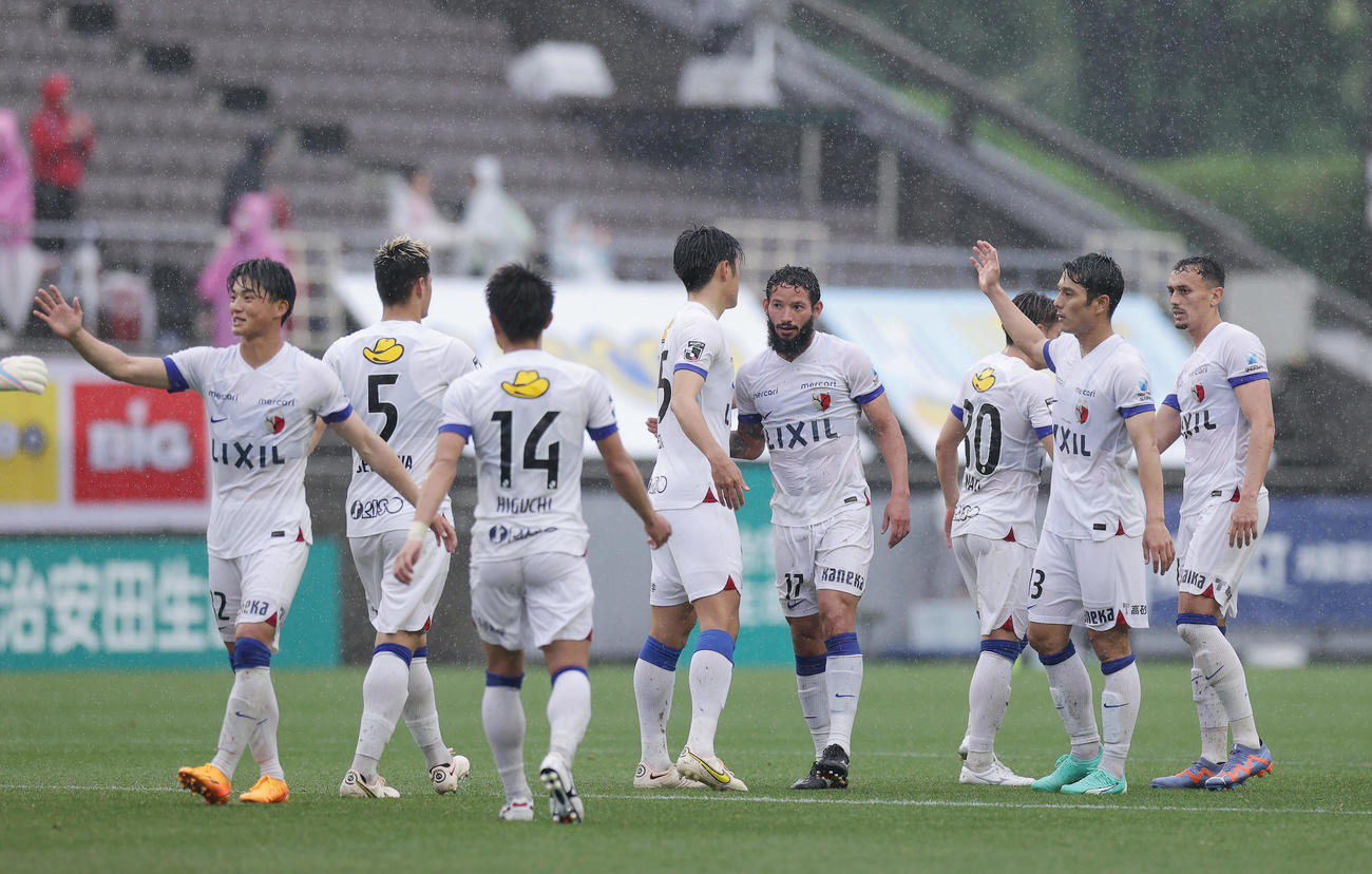 C大阪対鹿島　C大阪に勝利し喜び合う鹿島の選手たち（撮影・前田充）
