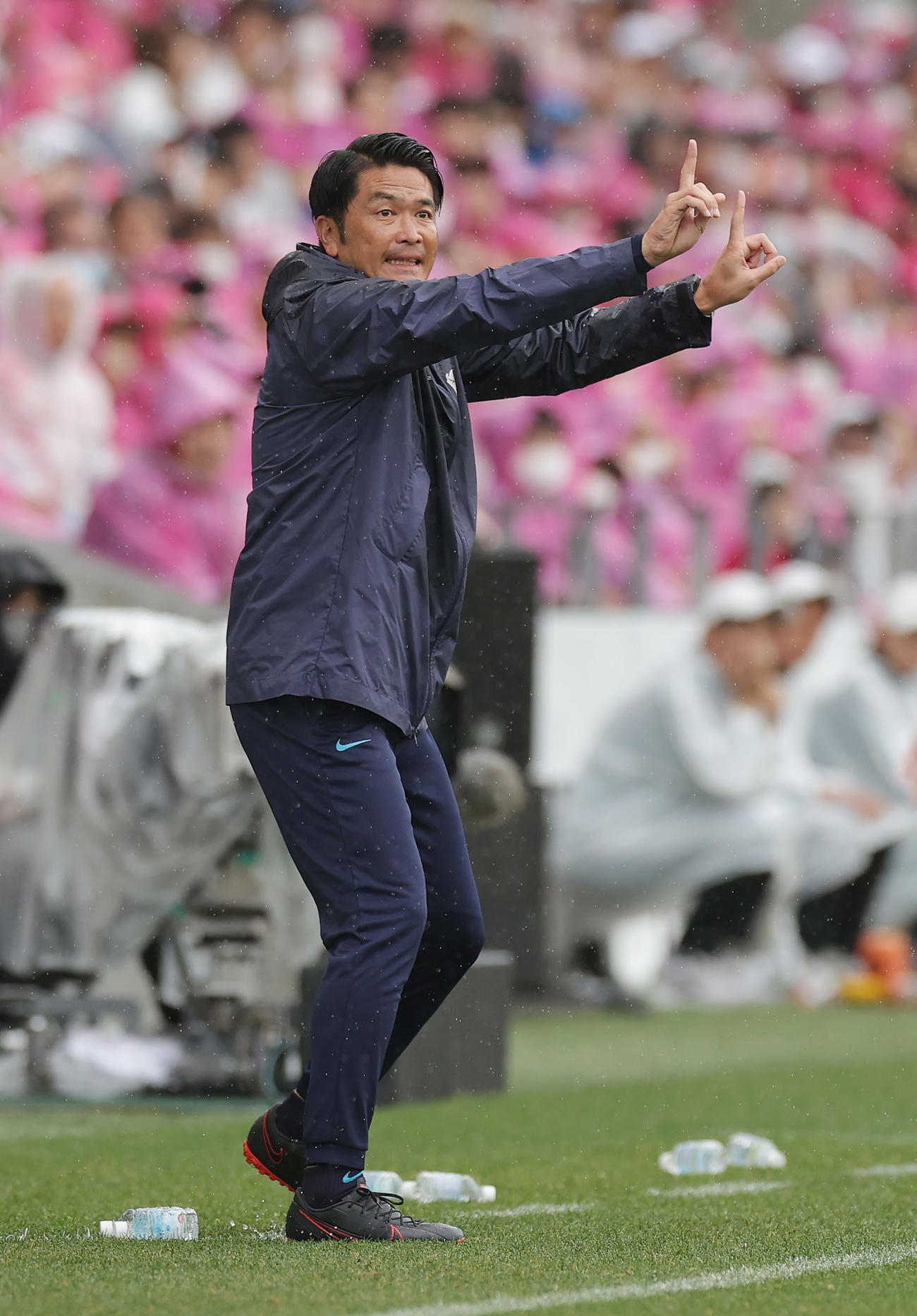 C大阪対鹿島　前半、選手に指示を出す鹿島岩政（撮影・前田充）