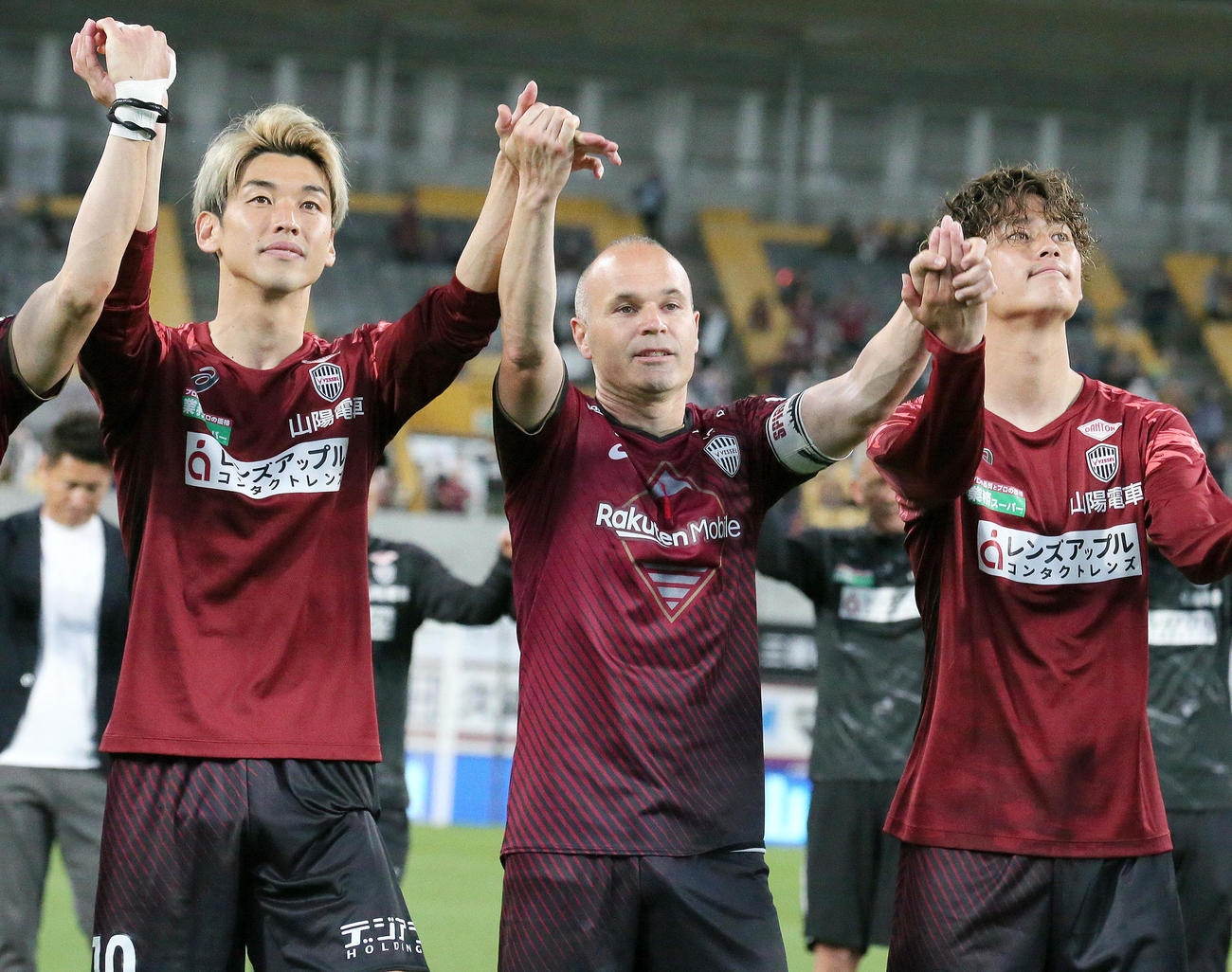 神戸対横浜FC　横浜FCに勝利しサポーターと喜ぶ、左から神戸大迫、イニエスタ、神戸汰木（撮影・上山淳一）