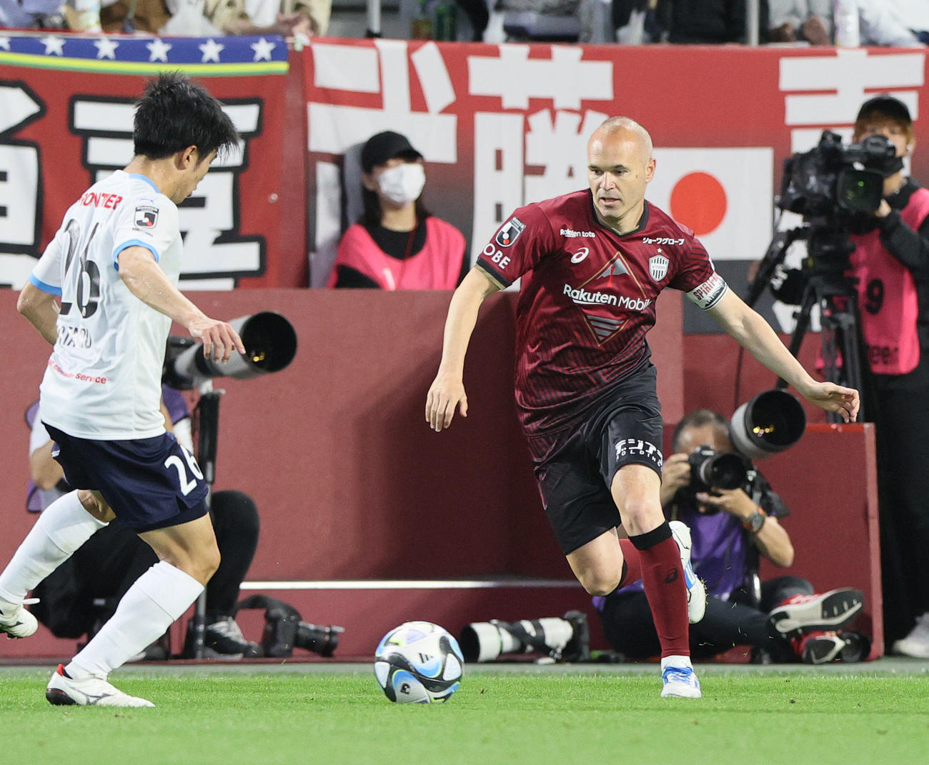 神戸対横浜FC　後半、ボールを奪い合う横浜FC林（左）と神戸イニエスタ（撮影・上山淳一）