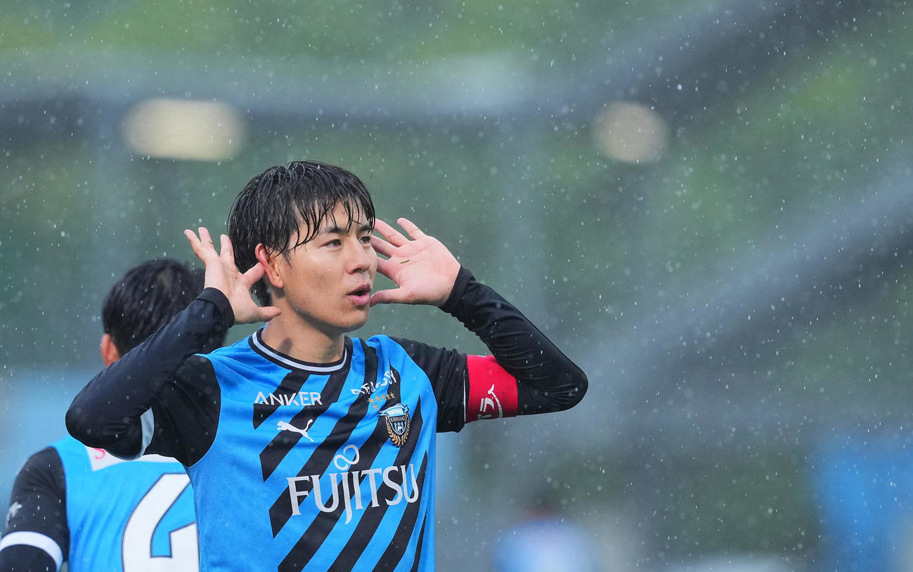 川崎F対鳥栖　後半、先制ゴールを決めパフォーマンスを決める川崎F脇坂（撮影・垰建太）