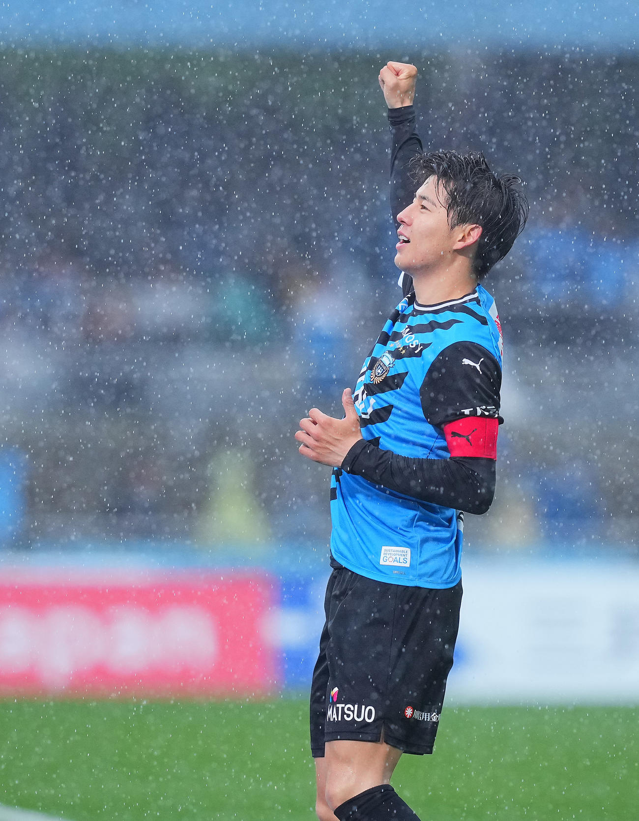 川崎F対鳥栖　後半、先制ゴールを決め「1、2、3、ダァー！」を決める川崎F脇坂（撮影・垰建太）