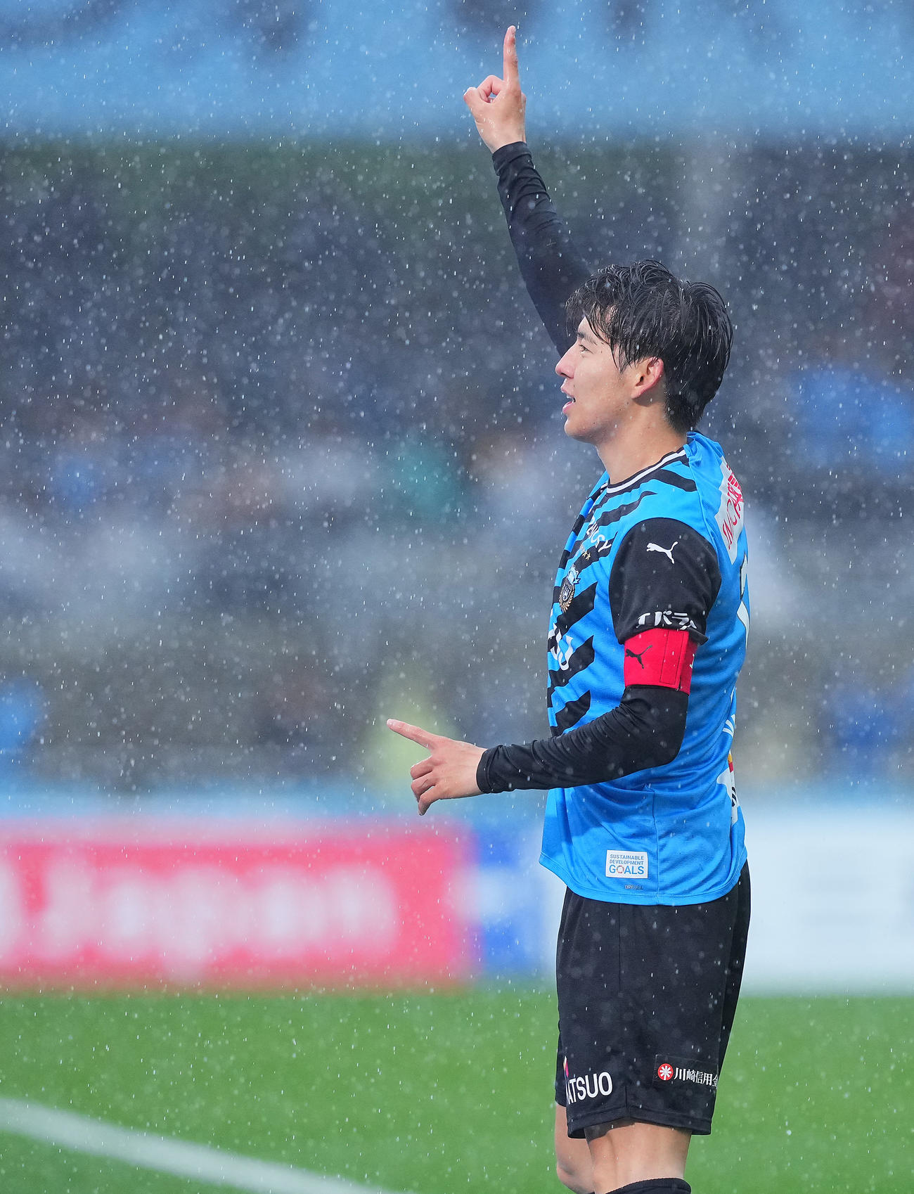 川崎F対鳥栖　後半、先制ゴールを決め「1、2、3、ダァー！」を決める川崎F脇坂（撮影・垰建太）