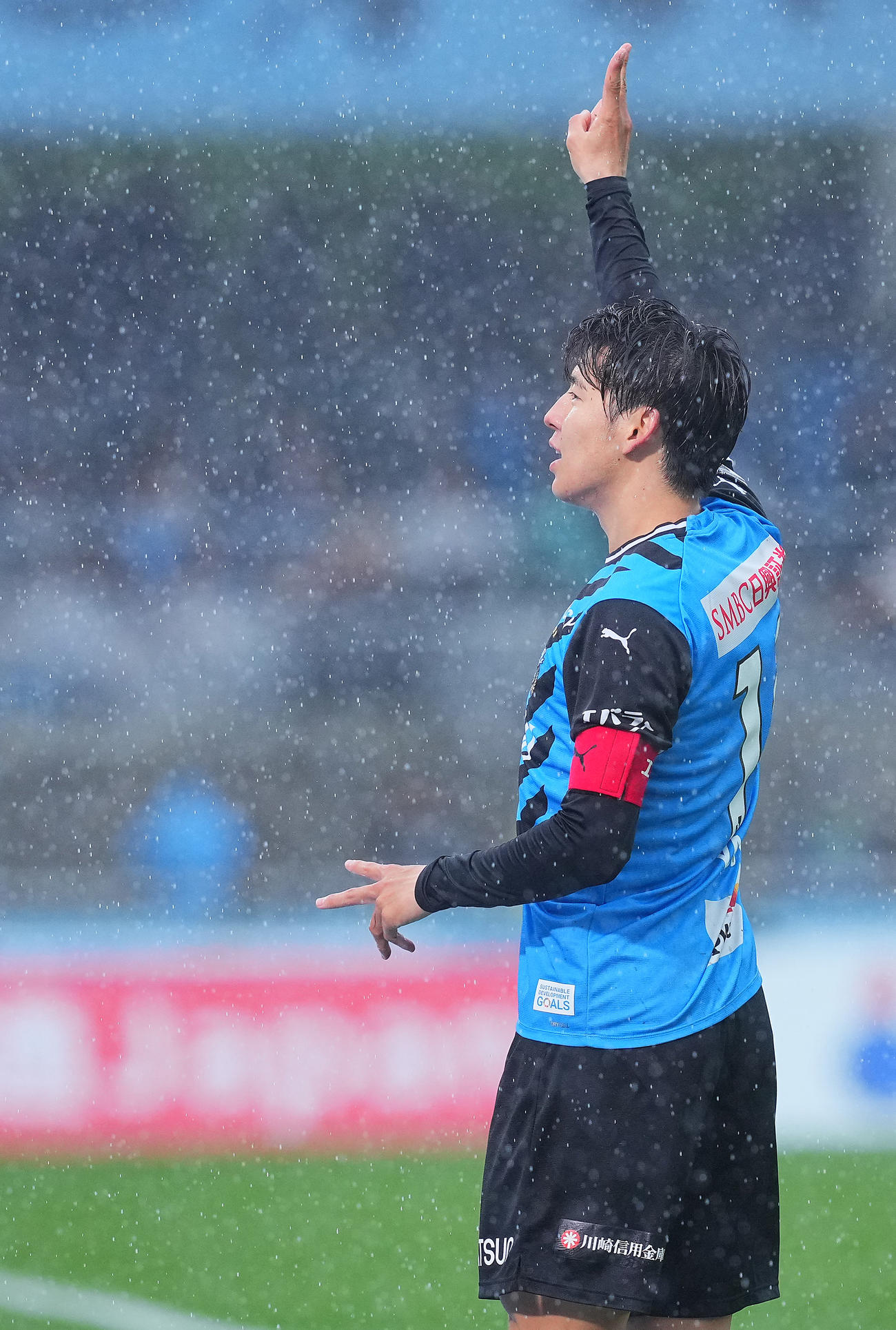 川崎F対鳥栖　後半、先制ゴールを決め「1、2、3、ダァー！」を決める川崎F脇坂（撮影・垰建太）