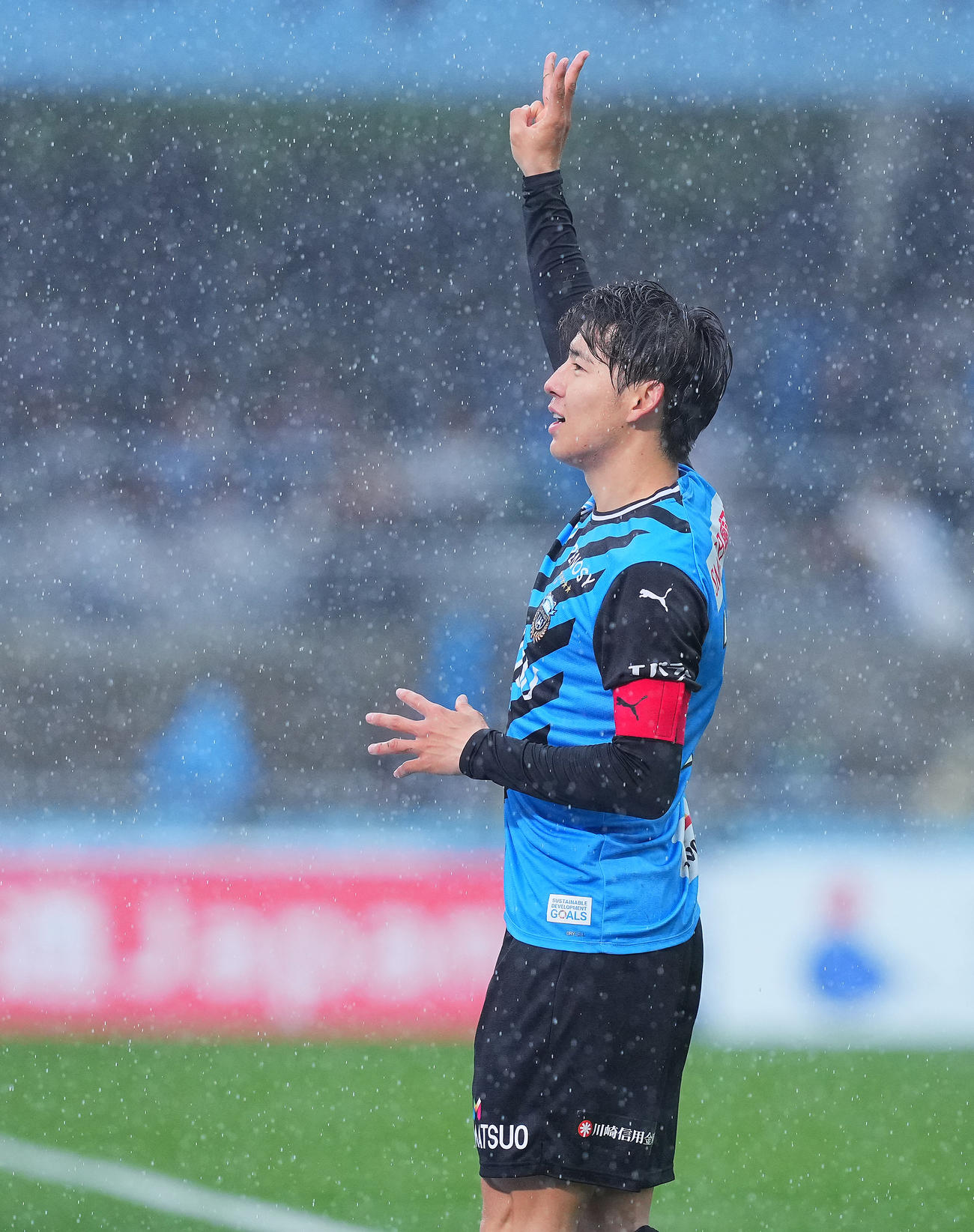 川崎F対鳥栖　後半、先制ゴールを決め「1、2、3、ダァー！」を決める川崎F脇坂（撮影・垰建太）
