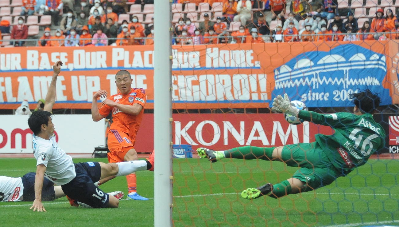 前半にあった決定機を相手GKに阻まれる小見（右から2人目）