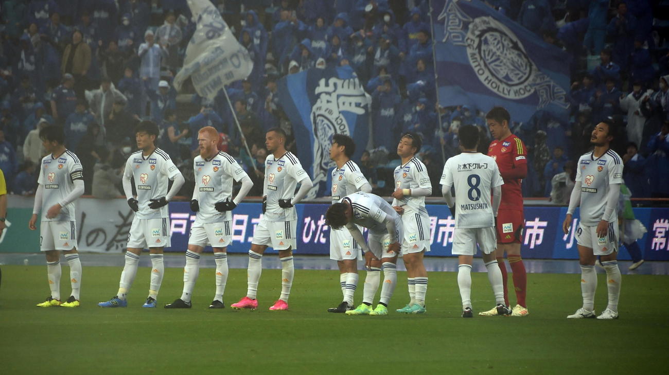 試合に敗れ、悔しげな表情を浮かべる仙台の選手たち