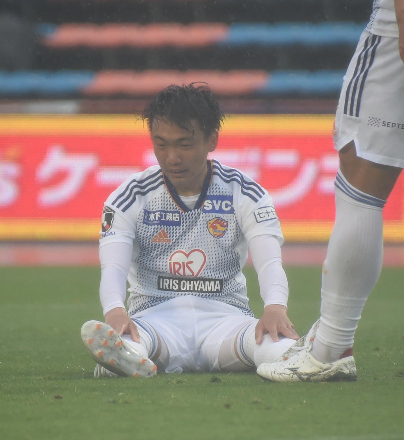 前半、シュートを外し悔しがる仙台MF鎌田