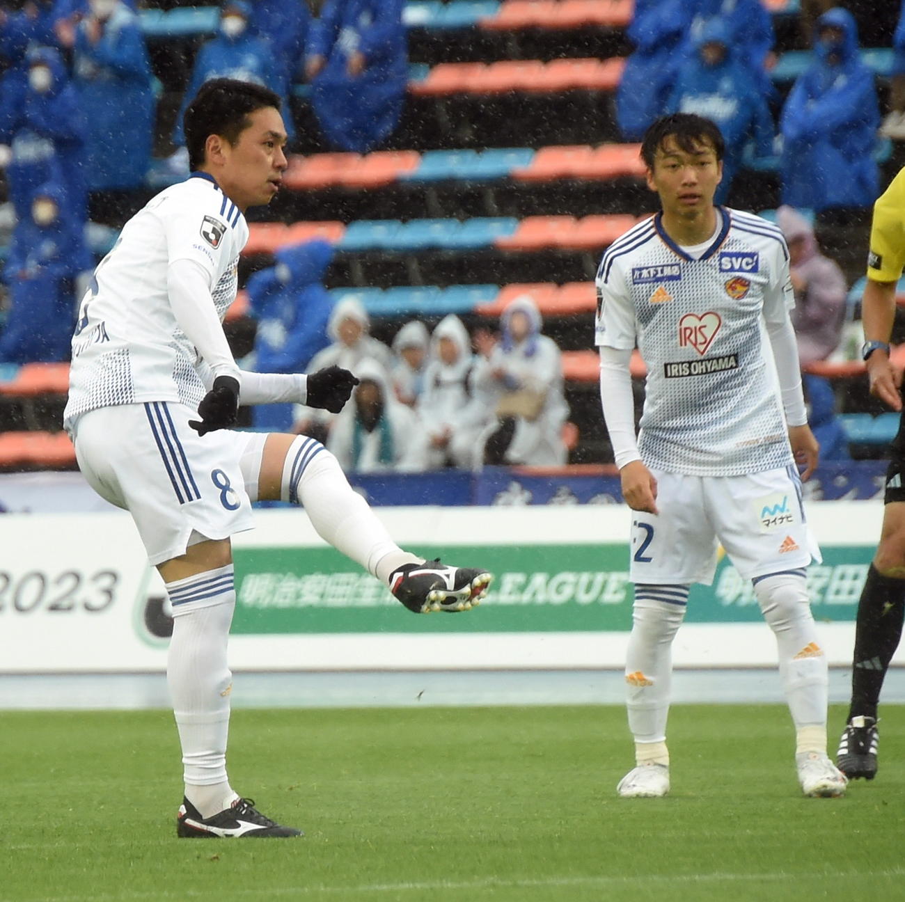 前半、シュートを打つ仙台MF松下（左）とMF鎌田