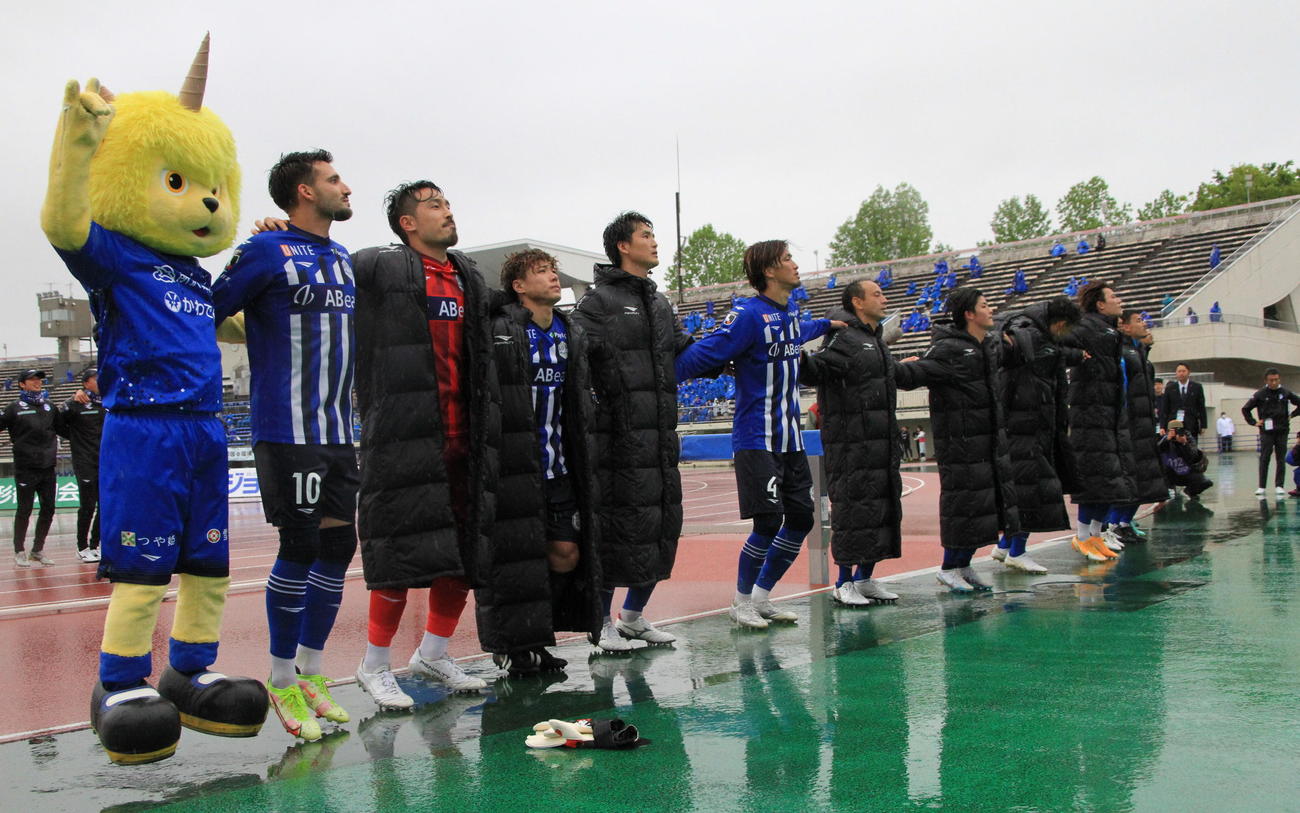 ホーム初勝利を挙げ、サポーターとともに勝利のチャントを踊る山形イレブン