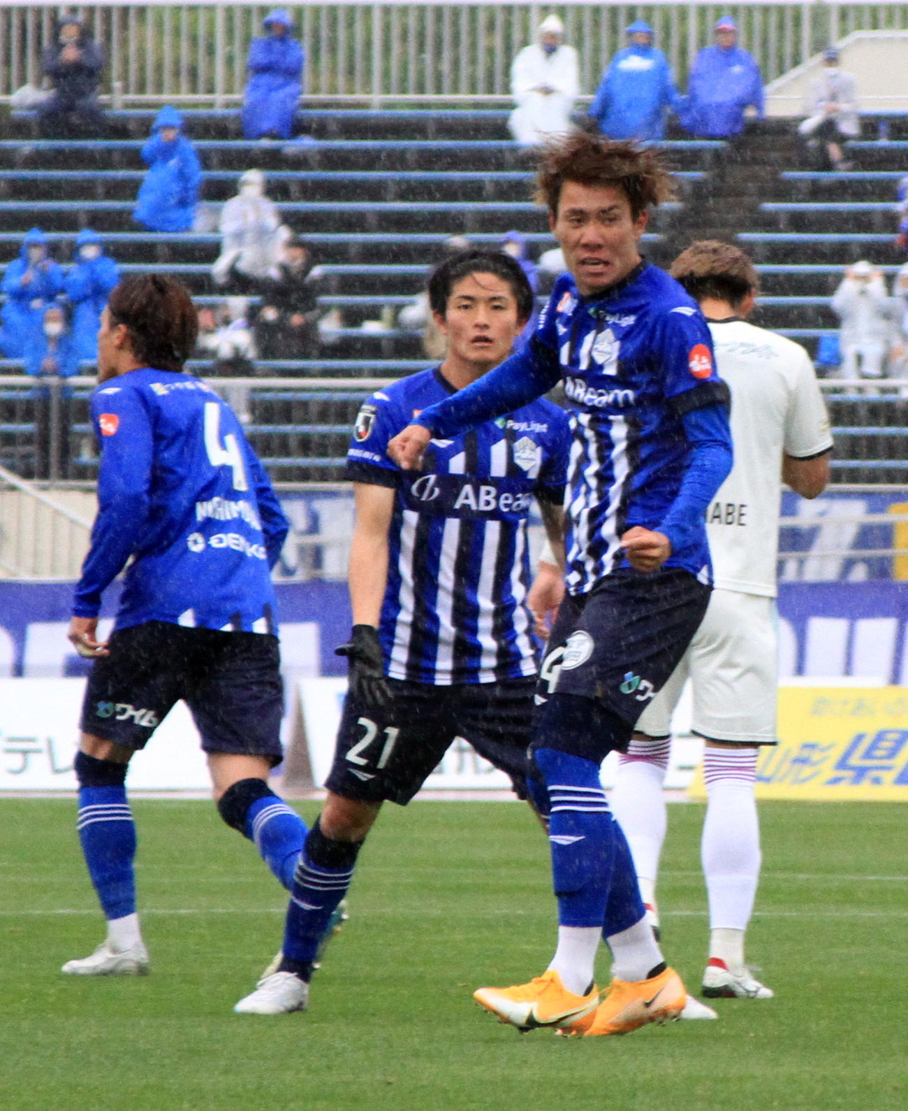 後半24分、1点目のゴールを決めた横山（右）