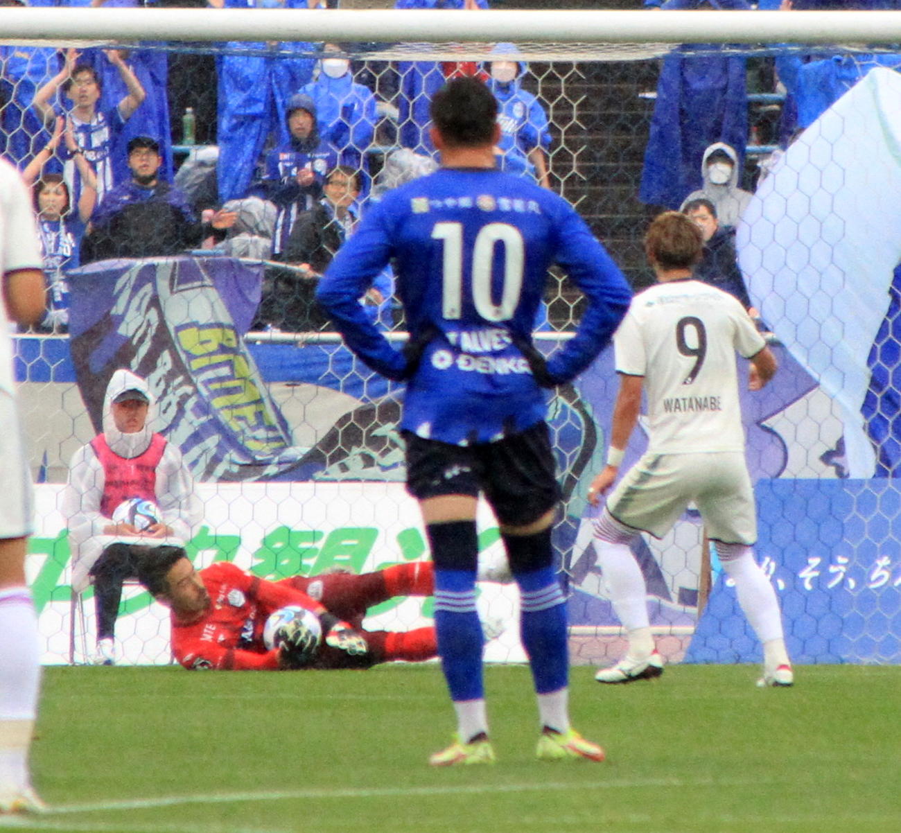 後半、藤枝・渡辺のPKをストプする山形GK長谷川