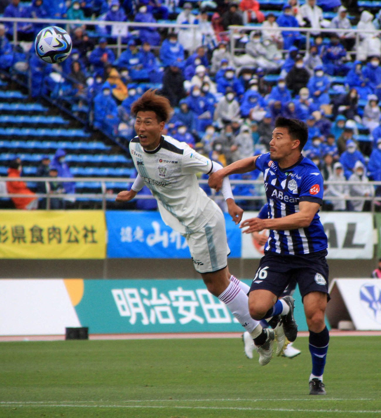 前半、ヘディングでクリアする藤枝・川島