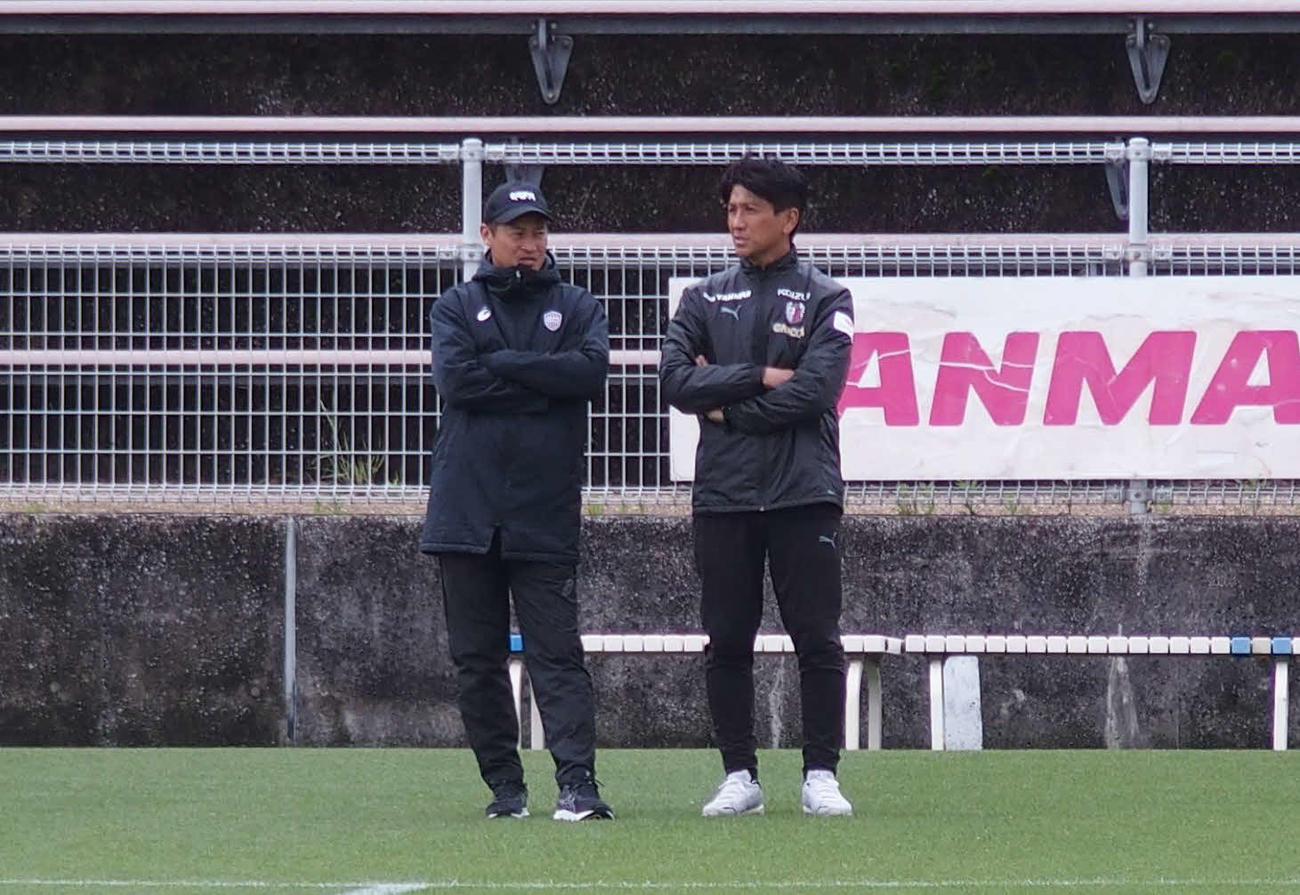 練習試合前に会話するC大阪・小菊昭雄監督と神戸・吉田孝行監督（撮影・永田淳）