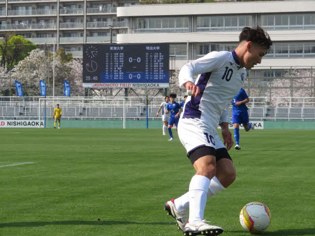 明大FW佐藤がボールをキープする（2023年4月1日撮影）