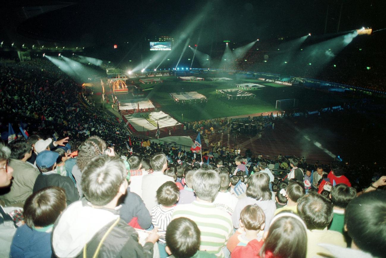 93年5月、国立競技場のV川崎－横浜M戦でJリーグが開幕する