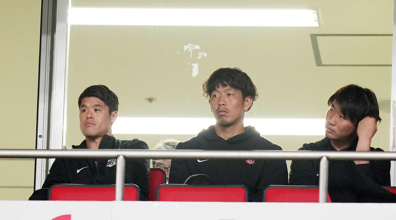 浦和対鳥栖　スタンドから試合を見つめる浦和酒井（左）ら（撮影・横山健太）