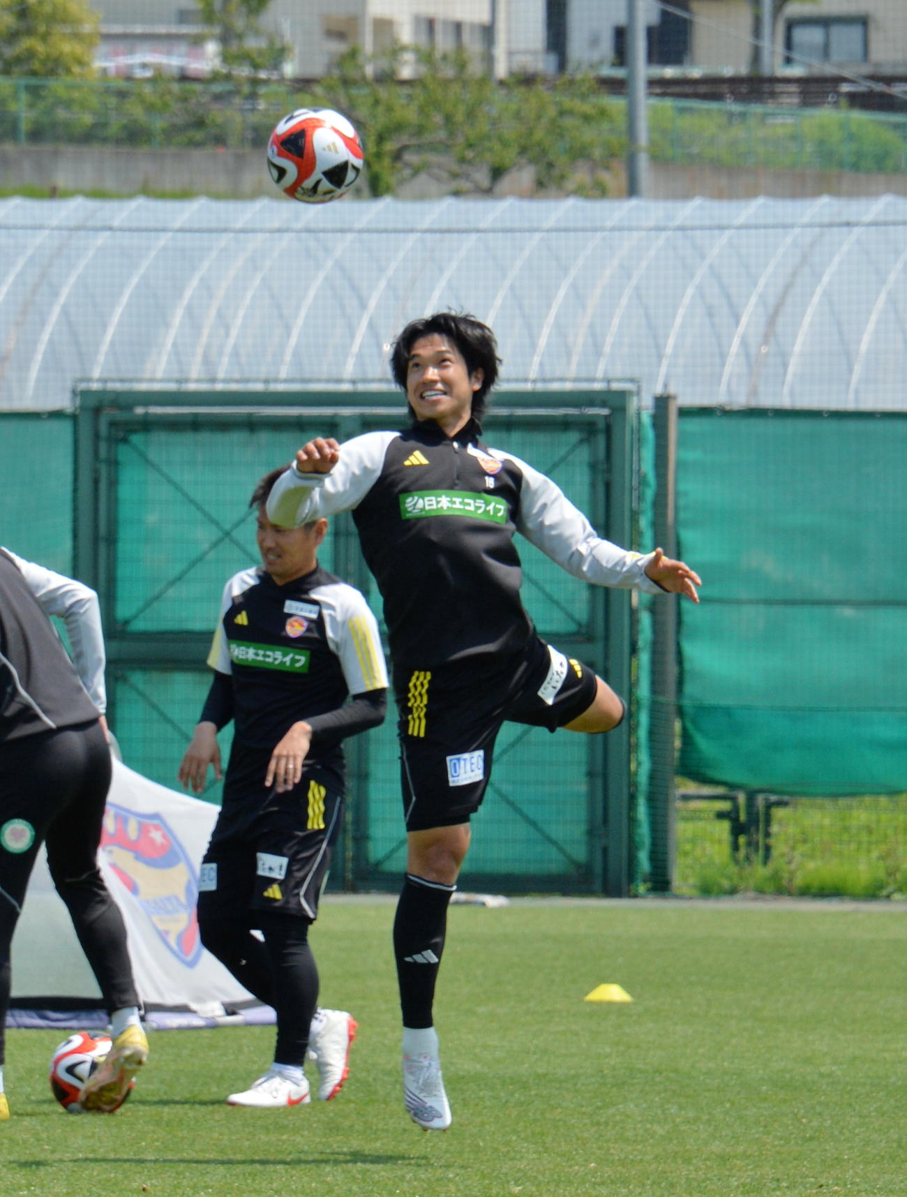 ヘディングする加藤