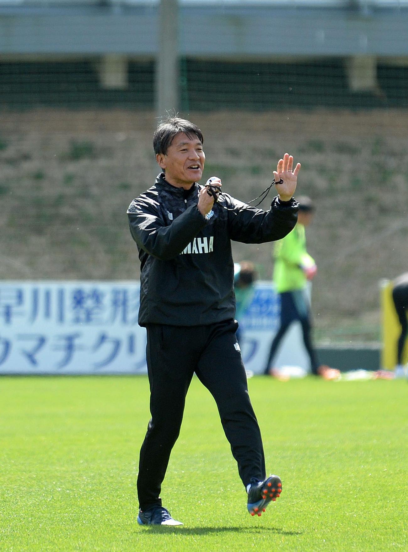 練習中に指示を出す磐田・横内監督