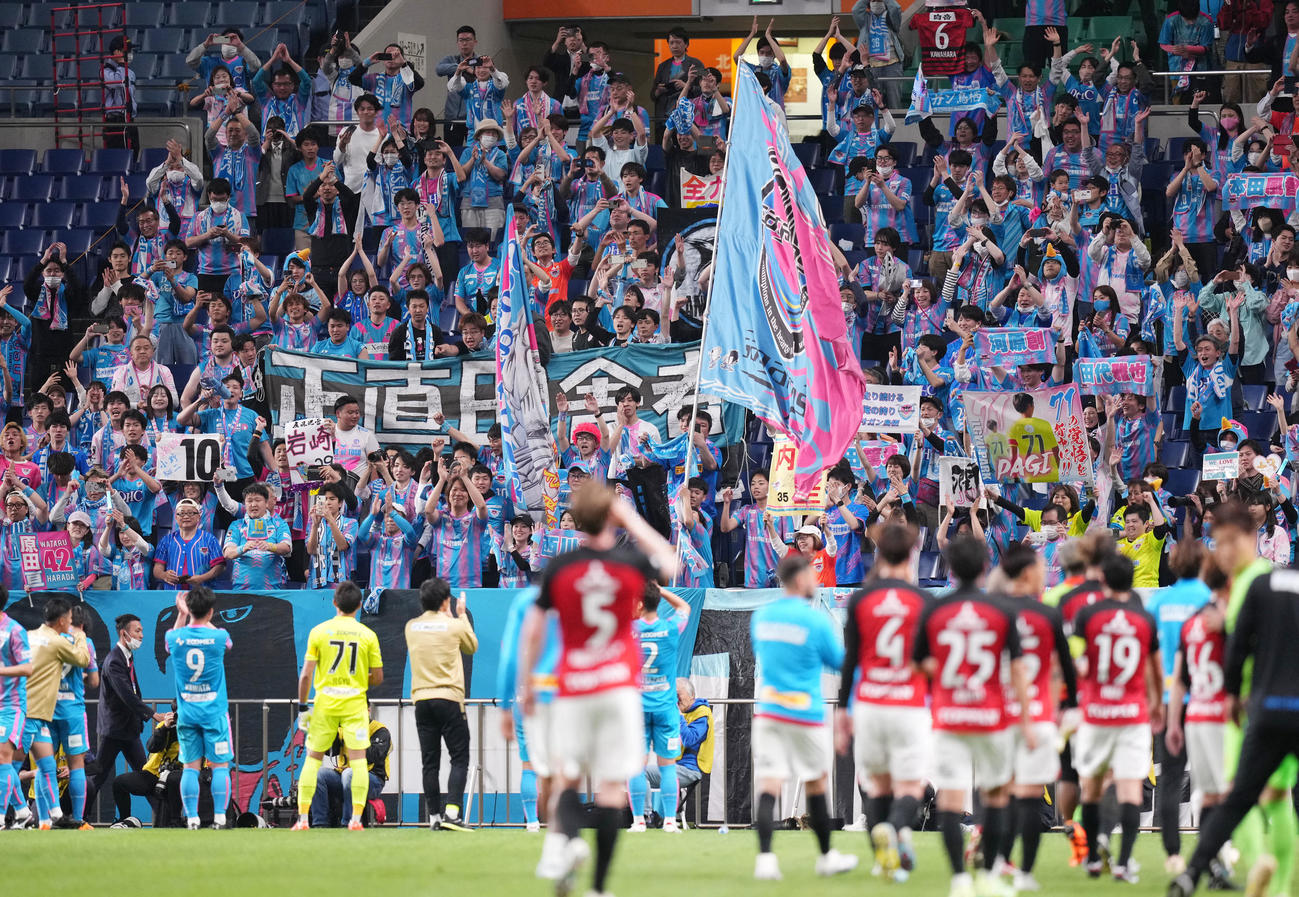 浦和対鳥栖　浦和に勝利し歓喜する鳥栖サポーター（撮影・横山健太）