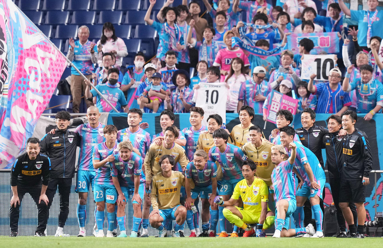 浦和対鳥栖　試合後、笑顔で集合写真を撮影する鳥栖イレブン（撮影・横山健太）