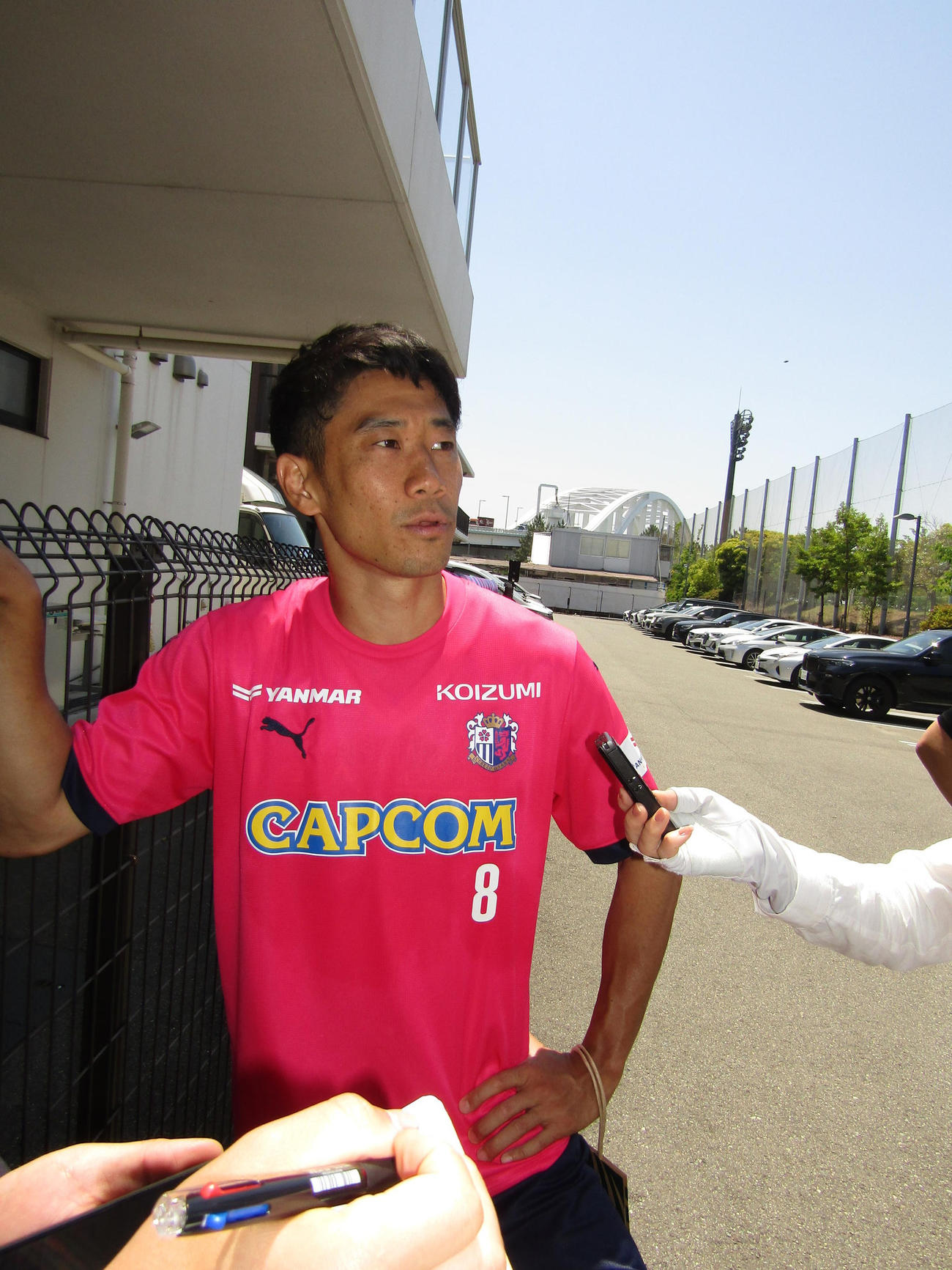 取材に応じるC大阪香川