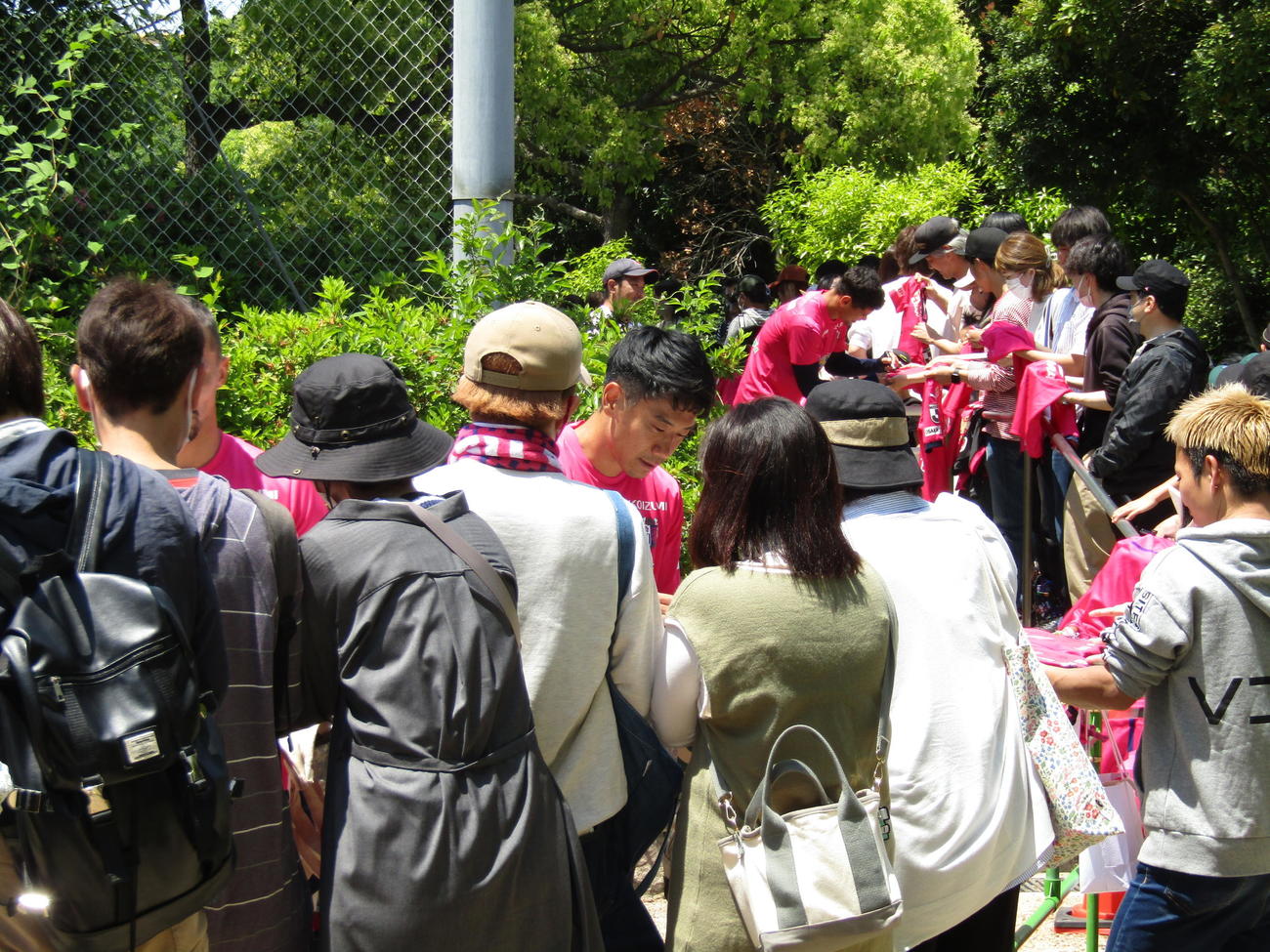 300人以上のファンにサインをするC大阪MF香川真司（中央）
