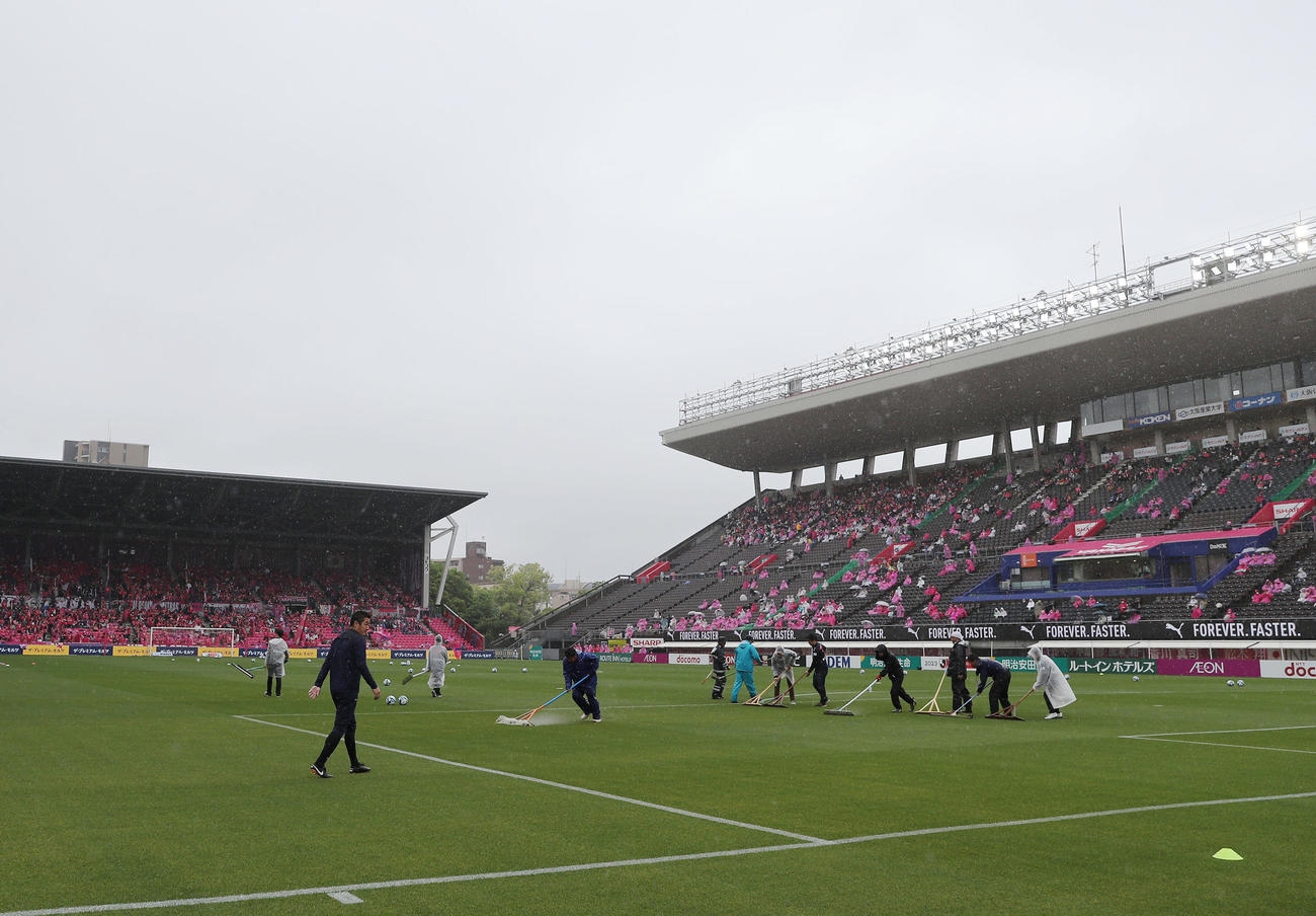C大阪対鹿島　試合前、ピッチにたまった雨水をトンボでかき出すスタッフら（2023年5月7日撮影）