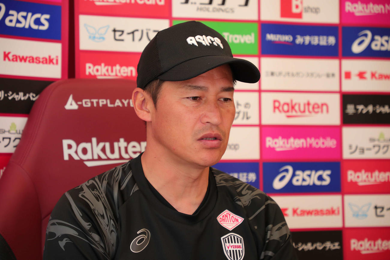 5月12日のオンライン取材に対応する神戸・吉田孝行監督（C）VISSEL KOBE