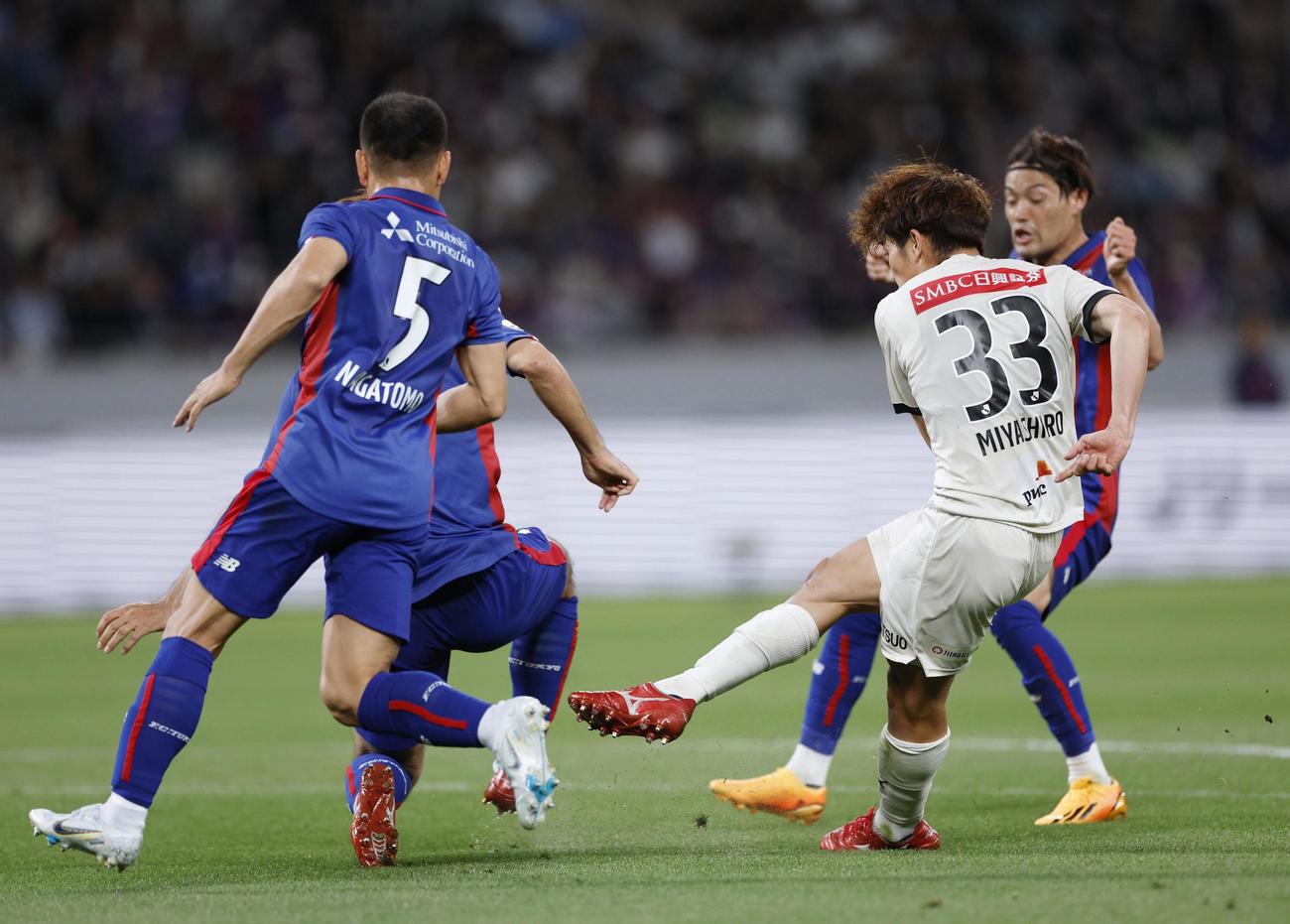 前半、ゴールを決める川崎Ｆ宮代（共同）
