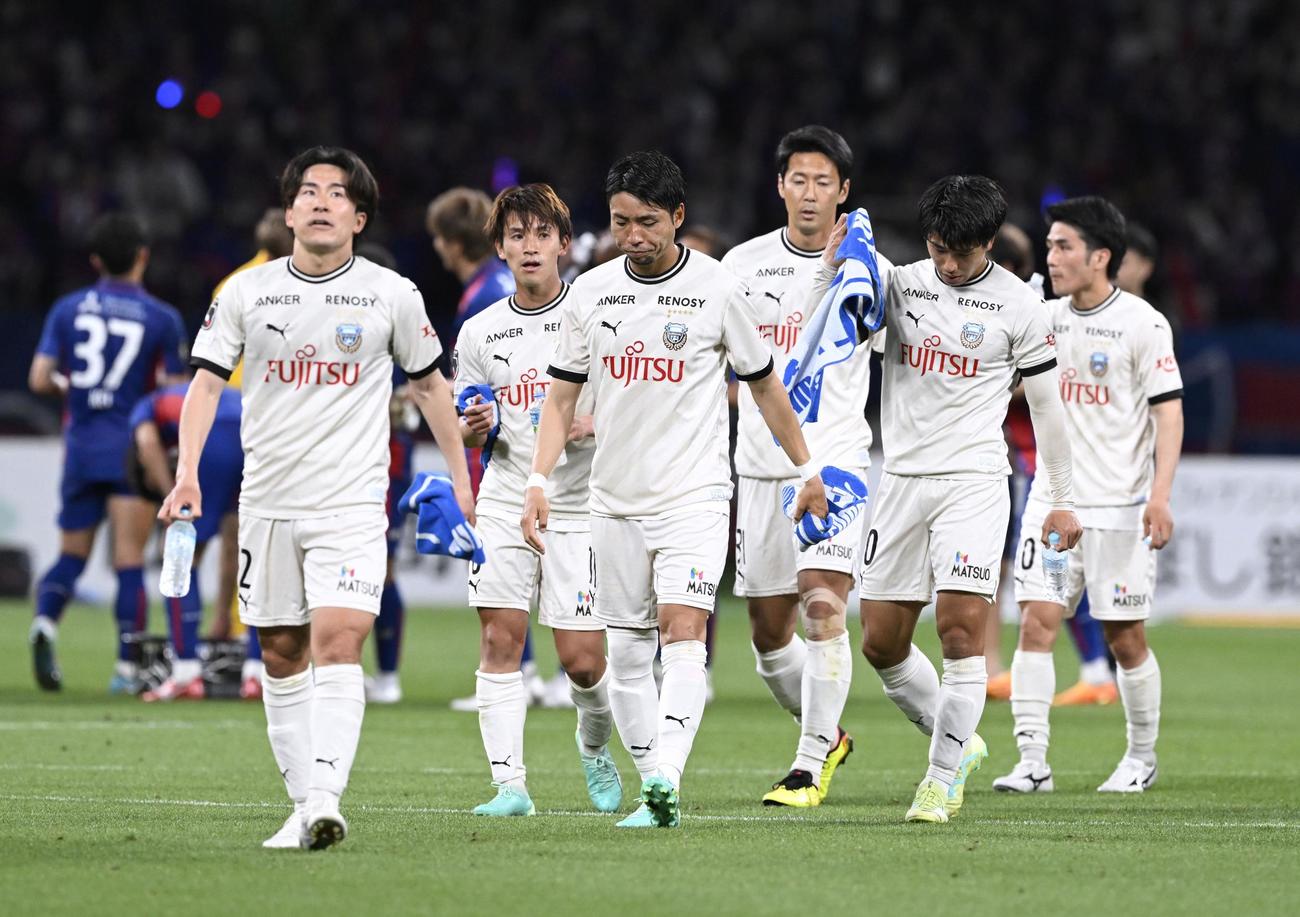 FC東京に敗れ、肩を落とす川崎Fイレブン（共同）