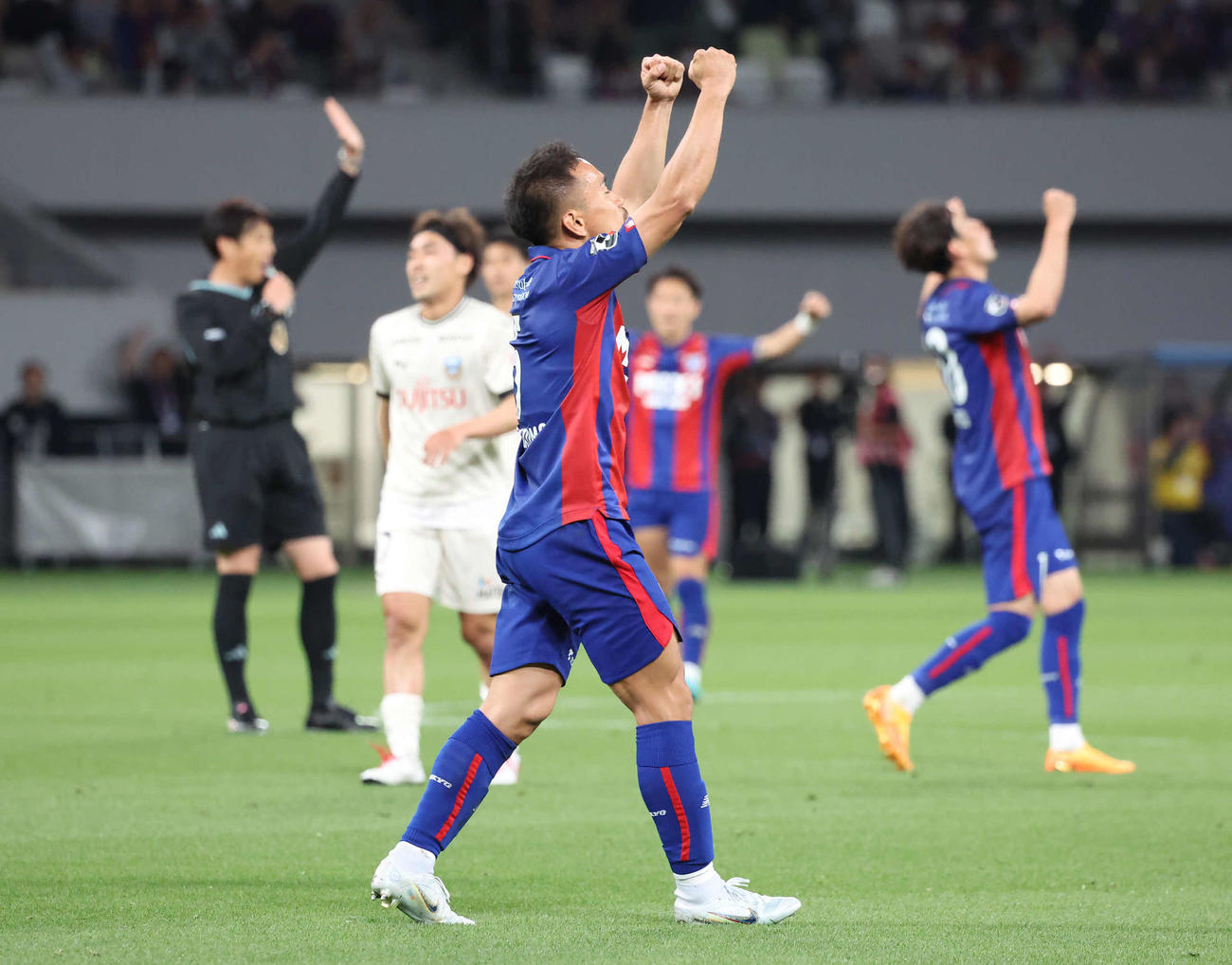 東京対川崎F　多摩川クラシコに勝利して喜ぶ東京長友ら（撮影・丹羽敏通）