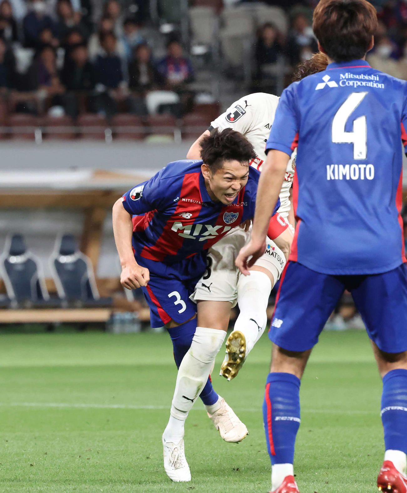 東京対川崎F　後半、川崎F大南と東京森重が激しく交錯（撮影・丹羽敏通）