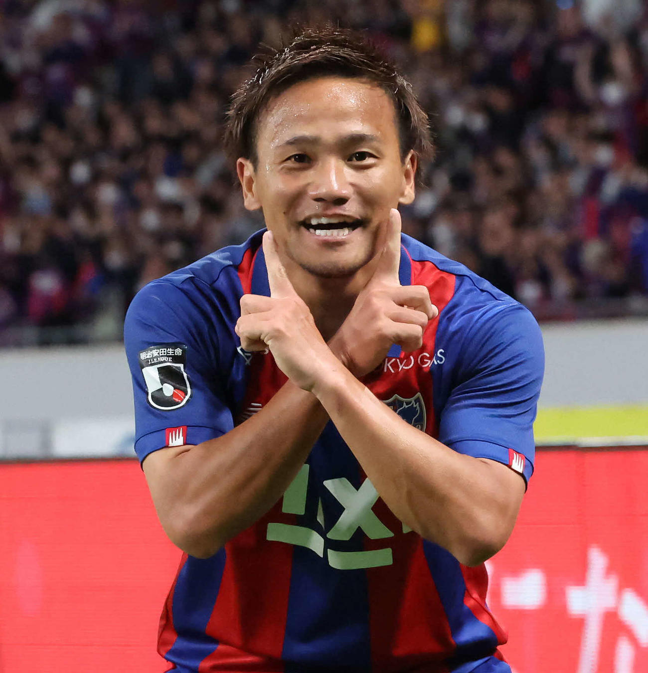 東京対川崎F　前半、先制ゴールを決めてポーズを決める東京徳元（撮影・丹羽敏通）