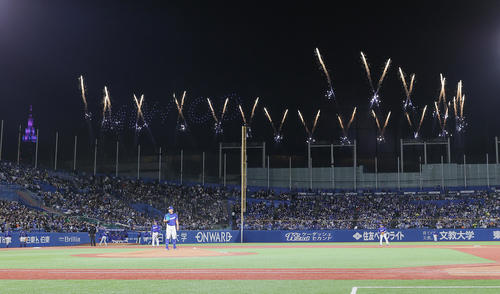 ヤクルト対中日国立競技場の花火が上がる中、投球の間を取る中日小笠原(撮影・足立雅史)