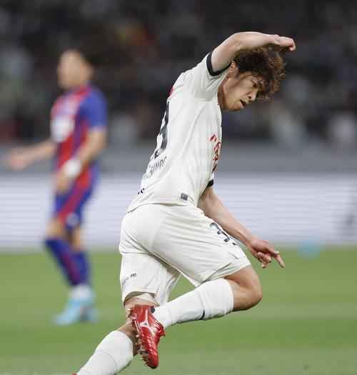 前半、ゴールを決め、駆け出す川崎F宮代(共同)