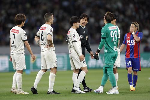 後半、レッドカードを受け、退場処分となった川崎F脇坂(左から3人目)(共同)