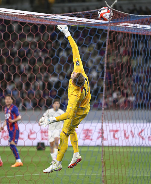 後半、セーブするFC東京・GKスウォビィク(共同)
