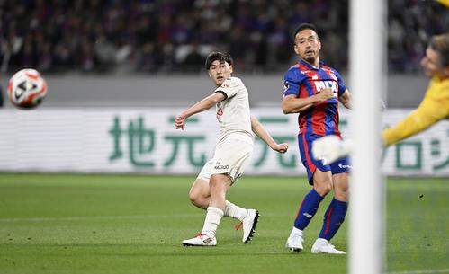 後半、シュートを止められた川崎・遠野(左)(共同)