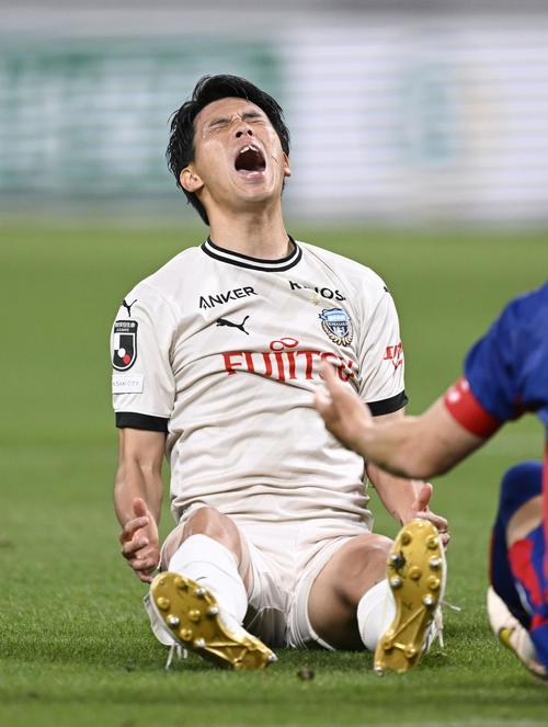 後半、ゴールが決まらず、悔しがる川崎F山根(共同)