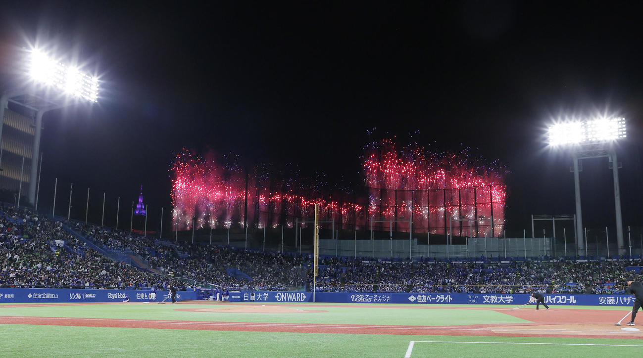 ヤクルト対中日5回裏終了のイニング間、国立競技場上空に花火が上がる（撮影・足立雅史）