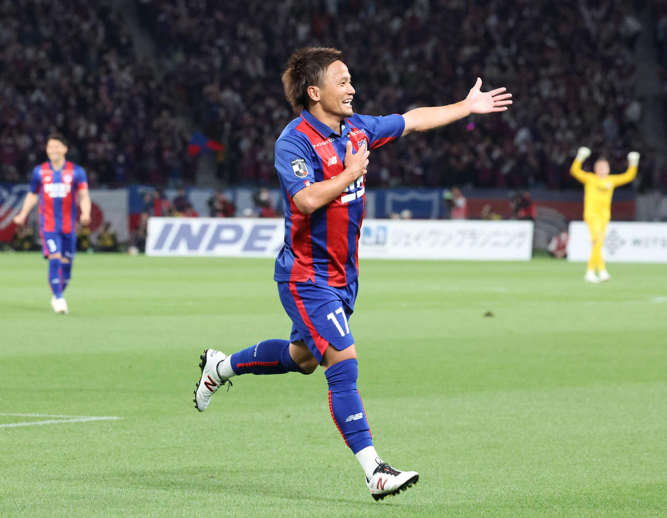 東京対川崎F　前半、先制ゴールを決めて喜ぶ東京徳元（撮影・丹羽敏通）